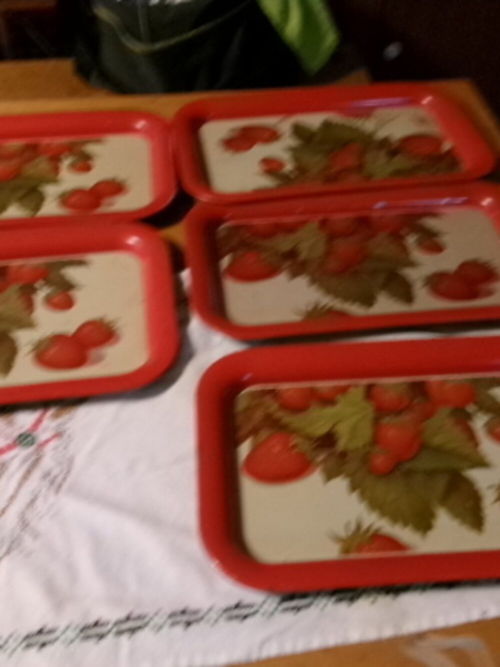 Vtg Metalware MCM strawberry laptrays lot of 5 13.5 x 9 in picnic barbeque tv